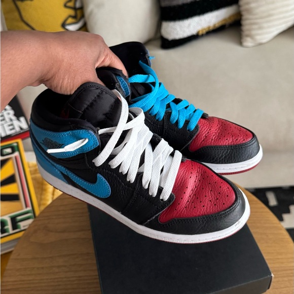 Jordan 1 Retro High OG Black/Powder Blue/Gym Red - Picture 4 of 9